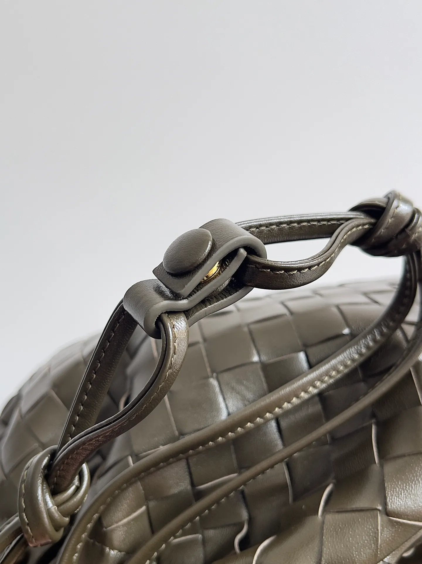 Batch 1560 Armpit bags have become a fashionable item that every girl has in their hands in recent years🛍️. The elegant and simple style has won the love of many people of different ages. However, there is an unavoidable trouble with armpit bags, that is, the capacity is too small, and BOTTEGA VENETA’s new Dustbag Considering people's travel needs, the capacity of garbage bags has been greatly upgraded. Folding umbrellas, water cups, and girls' makeup powder and lipstick can all be accommodated. It is very light and resistant to dirt. Even if you have a lot of things when traveling, it can reduce the burden to a certain extent. The shoulder straps are buckled and can be changed at will. It can be used for hand holding or as the liner of a large bag. After the drawstring is drawn, it looks like a cloud bag. It is very suitable for concave styling when traveling in summer🙋🏻‍♀️ Style number: 796728 Size: 32*23*1cm